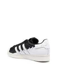 Baskets basses en cuir noires et blanches adidas