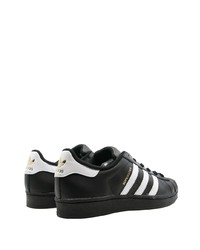 Baskets basses en cuir noires et blanches adidas