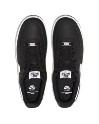 Baskets basses en cuir noires et blanches Nike