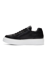 Baskets basses en cuir noires Prada