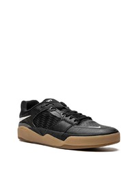 Baskets basses en cuir noires Nike