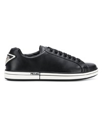 Baskets basses en cuir noires Prada