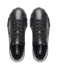 Baskets basses en cuir noires Prada