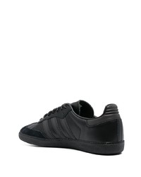 Baskets basses en cuir noires adidas