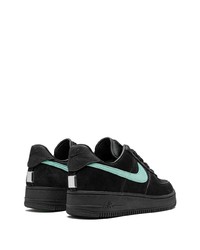 Baskets basses en cuir noires Nike