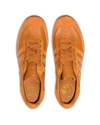 Baskets basses en cuir orange adidas