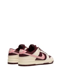 Baskets basses en cuir roses Nike