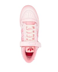 Baskets basses en cuir roses adidas