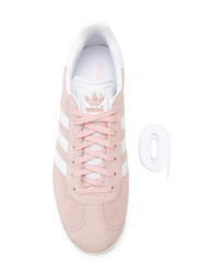 Baskets basses en cuir roses adidas