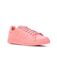 Baskets basses en cuir roses adidas