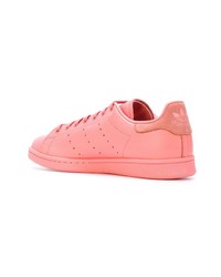 Baskets basses en cuir roses adidas