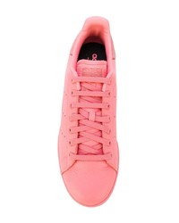 Baskets basses en cuir roses adidas