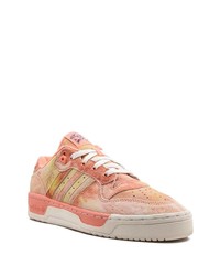 Baskets basses en cuir roses adidas