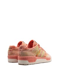 Baskets basses en cuir roses adidas