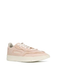 Baskets basses en cuir roses adidas