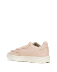 Baskets basses en cuir roses adidas