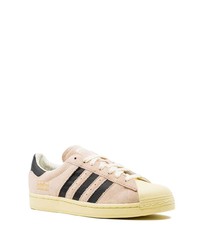 Baskets basses en cuir roses adidas