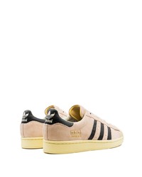 Baskets basses en cuir roses adidas