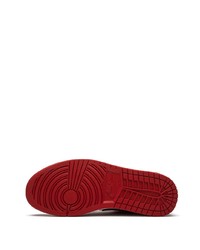 Baskets basses en cuir rouge et noir Jordan