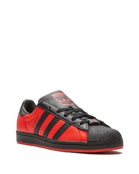 Baskets basses en cuir rouge et noir adidas