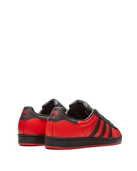 Baskets basses en cuir rouge et noir adidas