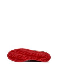 Baskets basses en cuir rouge et noir adidas
