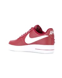 Baskets basses en cuir rouges Nike