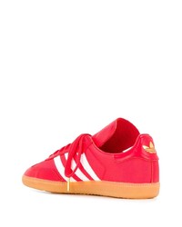 Baskets basses en cuir rouges adidas