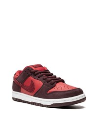 Baskets basses en cuir rouges Nike