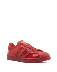 Baskets basses en cuir rouges adidas