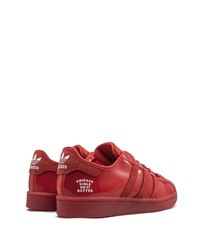 Baskets basses en cuir rouges adidas