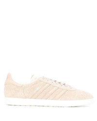 Baskets basses en daim beiges adidas