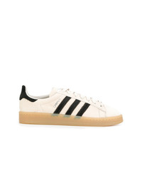 Baskets basses en daim beiges adidas