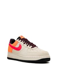 Baskets basses en daim beiges Nike