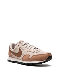 Baskets basses en daim beiges Nike