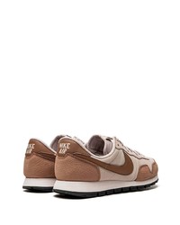 Baskets basses en daim beiges Nike