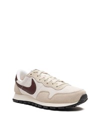 Baskets basses en daim beiges Nike