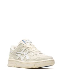 Baskets basses en daim beiges Asics