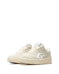 Baskets basses en daim beiges Asics