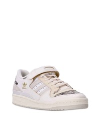 Baskets basses en daim beiges adidas