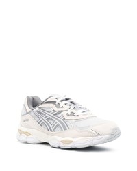 Baskets basses en daim beiges Asics