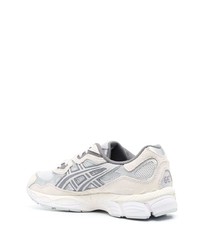 Baskets basses en daim beiges Asics