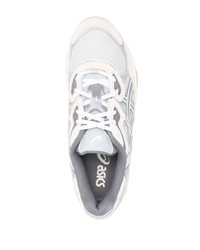 Baskets basses en daim beiges Asics