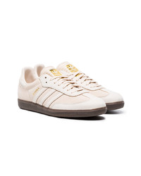 Baskets basses en daim beiges adidas