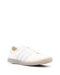 Baskets basses en daim beiges adidas