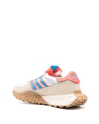 Baskets basses en daim beiges adidas