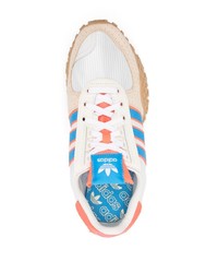 Baskets basses en daim beiges adidas