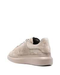 Baskets basses en daim beiges Alexander McQueen