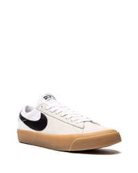 Baskets basses en daim beiges Nike