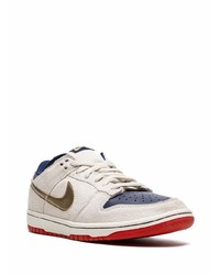 Baskets basses en daim beiges Nike